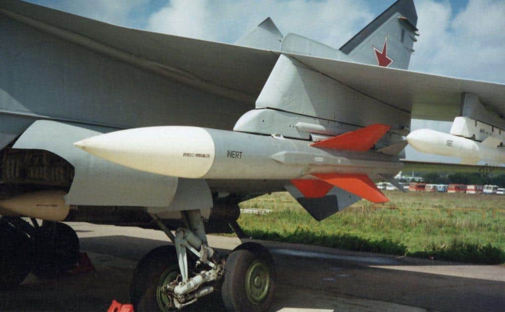 Варианты ударного вооружения самолета МиГ-31БМ, отрабатывавшиеся на стадии его разработки и испытаний. На этом снимке ­– противорадиолокационная ракета Х-58
